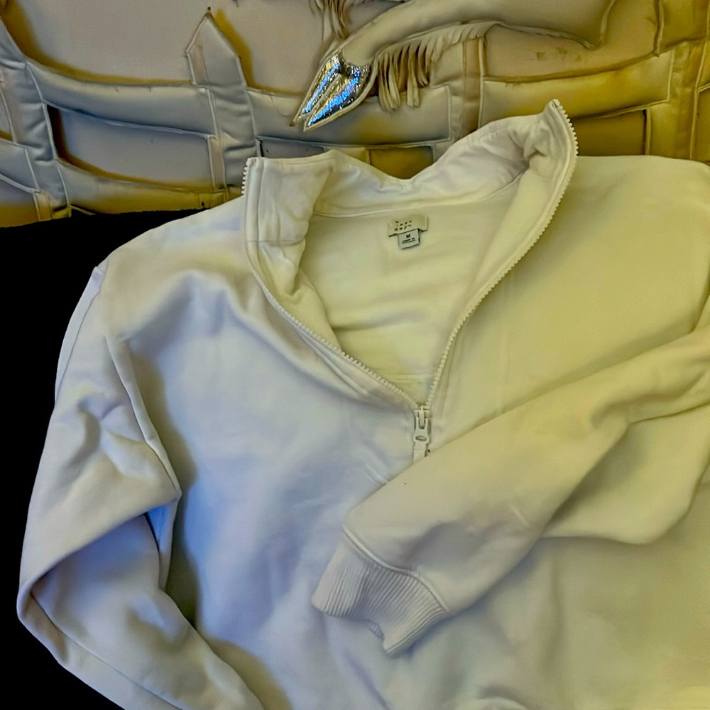 White sweat shirt, women.